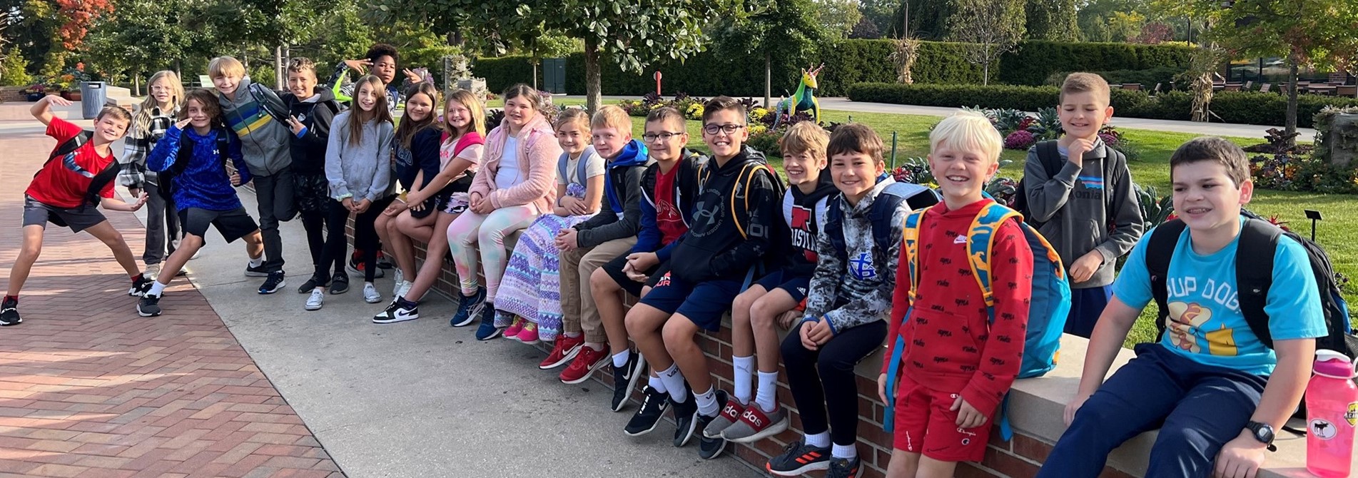4th graders pose for group photo at Cantigny park
